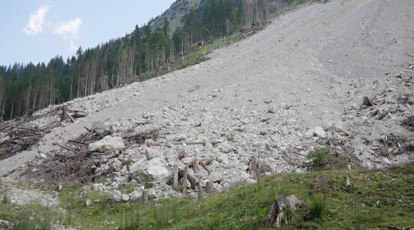 dn7 blocat in arad din cauza unei alunecari de teren foto video