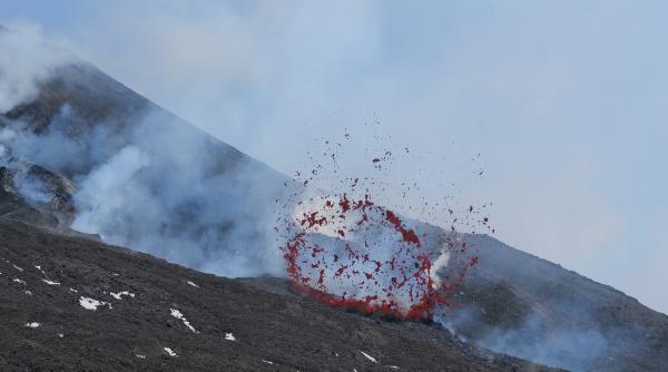 o noua eruptie a vulcanului etna activitate de tip strombolian in craterul bocca nuova video