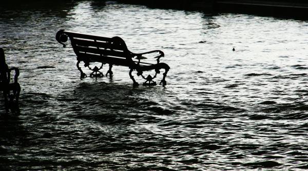 inundatii in ungaria covoare de deseuri din plastic aduse in aval