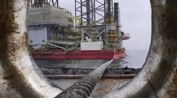 pretul petrolului ajunge la nivelurile premergatoare pandemiei