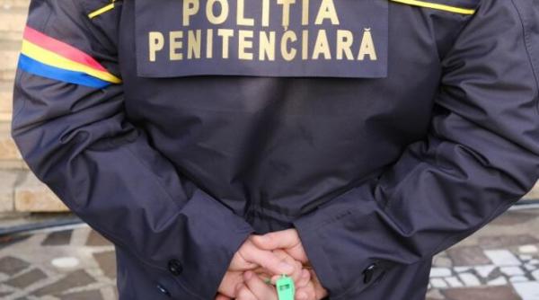 protest masiv in fata sediului mai politistii din penitenciare isi cer drepturile