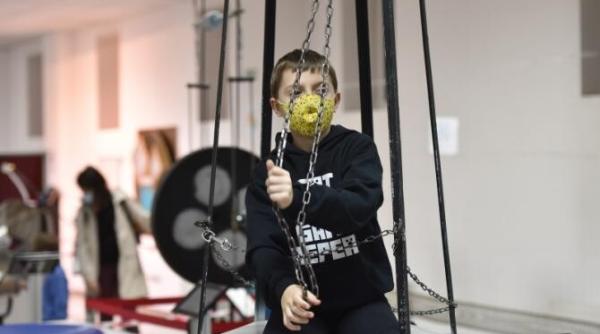 simptomele de lunga durata a copiilor cu covid se cere vaccinarea lor protejati va creierele si corpurile inca in curs de dezvoltare