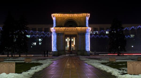 dezastru la chisinau poleiul si chiciura au doborat mai multi copaci pe carosabil foto