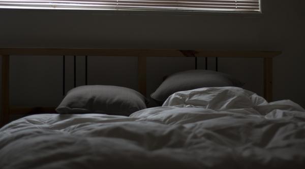 un barbat trezit din somn si a ucis sotia care transpira abundent