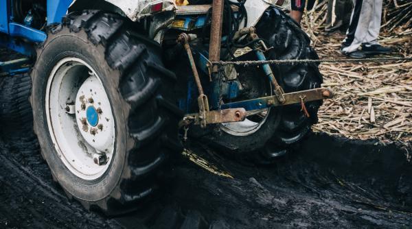 un copil de un an a murit dupa ce tractorul in care se afla s a rasturnat