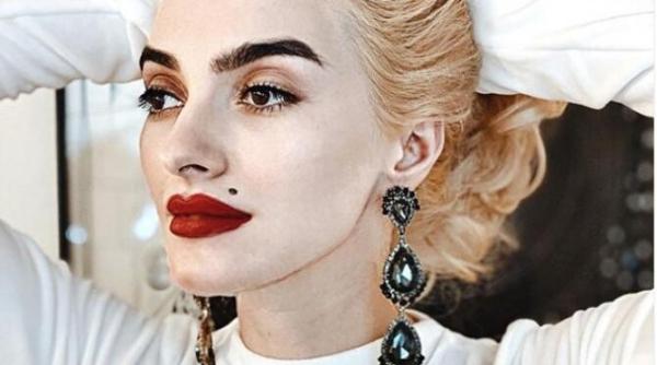 ana morodan fara sutien pe internet gluma despre sanii ei doar tine mana