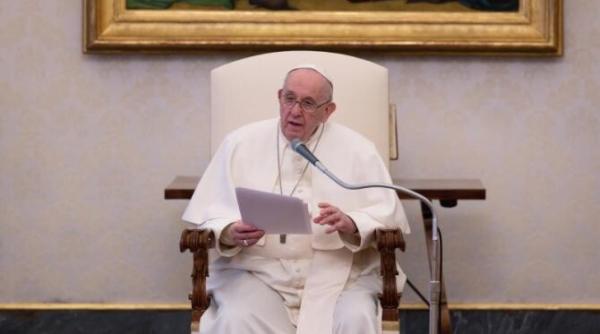 manuscris irakian antic salvat din manile jihadistilor inmanat papei francisc