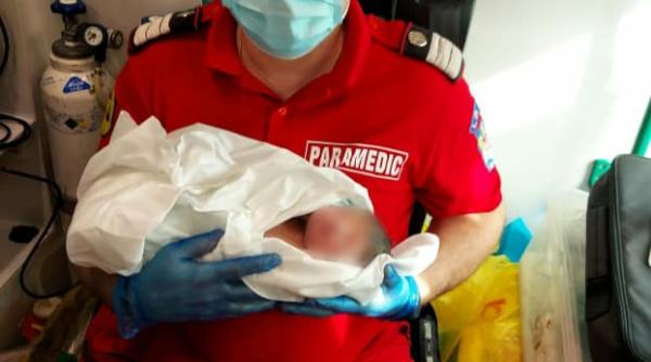 o femeie a nascut acasa fara sa fie asistata trei paramedici smurd au intervenit ulterior