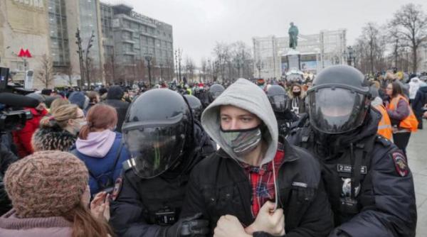 rusia vrea sa ii le ia dreptul la vot lui alexei navalnii si sustinatorilor sai propunerea controversata din duma de stat