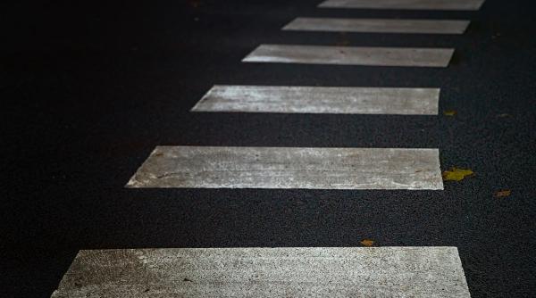 un pensionar s a saturat sa ceara o trecere de pietoni pentru sotia sa cu dizabilitati asa ca a pictat una cum au reactionat autoritatile