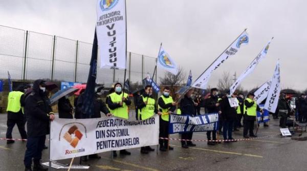 penitenciarul deva nevoit sa faca paza si cu detinuti angajatii au iesit la protest
