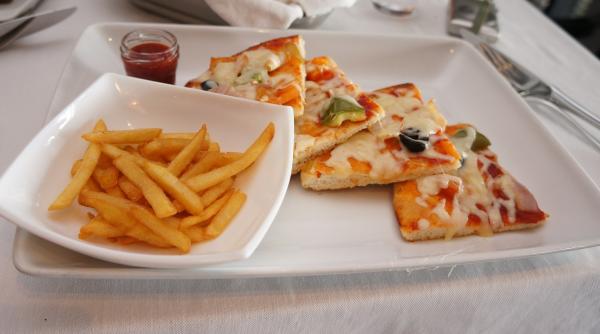 pizza pe felii de paine reteta rapida si usoara