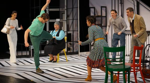 premiera la teatrul national marin sorescu din craiova spectacolul de comedie toc toc