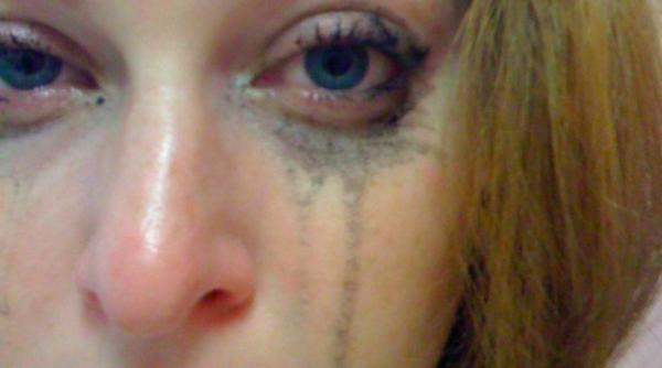 marilyn manson si a taiat fosta iubita cu cutitul de mai multe ori a urmarit o cu toporul prin casa