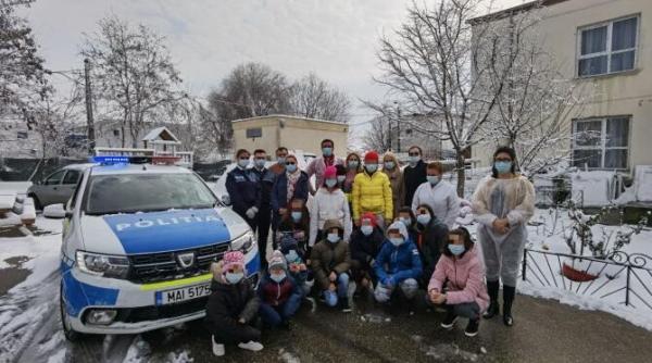 misiune speciala pentru politistii din constanta  cadouri si bataie cu bulgari la un centru pentru copii