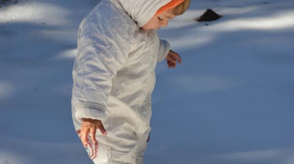 o mama si a abandonat cei trei copii in padure la 15 grade celsius micutii au fost salvati dar sunt in stare grava cel mai mic are doar 1 an