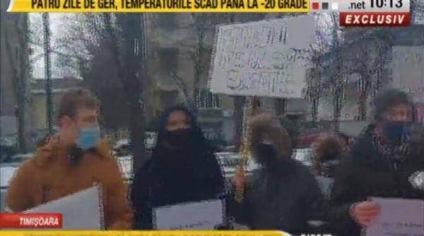 protest al studentilor dupa decizia privind calatoriile cu trenul  ne ajuta sa ne dezvoltam  sa ajutam in continuare tara