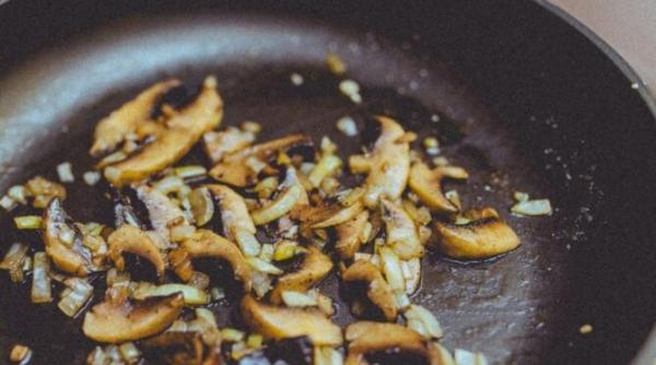 salata de ciuperci cu maioneza si muraturi reteta diferita cu care iti vei surprinde familia