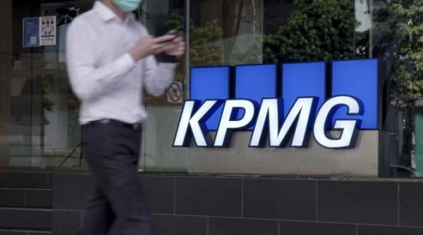 seful kpmg bill michael a demisionat dupa ce si a facut angajatii victime ca se plangeau de pandemie