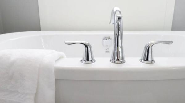 tineri de 25 si 26 de ani gasiti morti in baie