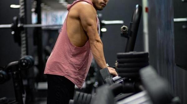 antrenorul de fitness rares samson te invata cum sa iti lucrezi muschii fesieri de acasa