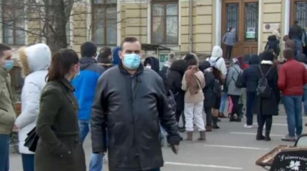 coada la intrarea in muzeul antipa din capitala zeci de oameni stau in frig digi