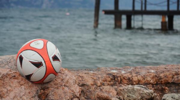 doi copii din dolj inecati intr un lac dupa ce au incercat sa scoata o minge