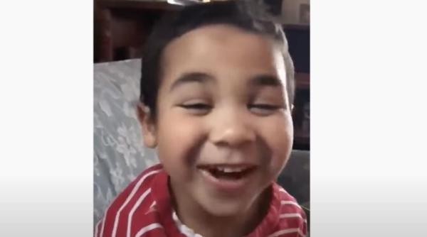 nu exista ceva mai adorabil pustiul de 4 ani care canta don t worry al lui bob marley senzatie pe youtube