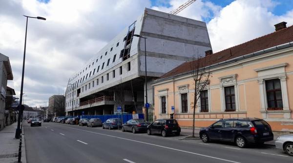 sicriul construit in centrul istoric al clujului peste un sit roman revolta contra unui hotel controversat foto