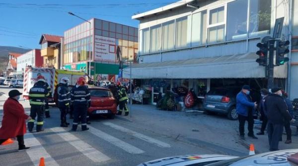 accident in alba o femeie a fost luata pe capota masina a intrat intr o florarie foto video