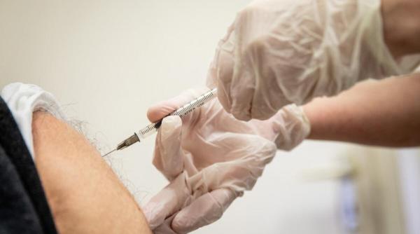 campania de vaccinare a redus numarul spitalizarilor si deceselor din marea britanie