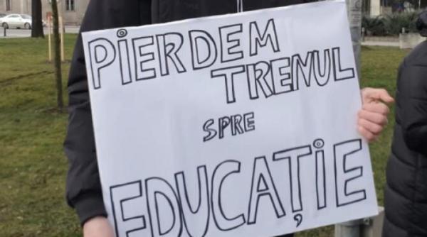 in timp ce studentii romani isi iau adio de la gratuitatea la tren in franta macron le da saci de alimente fotografia zilei