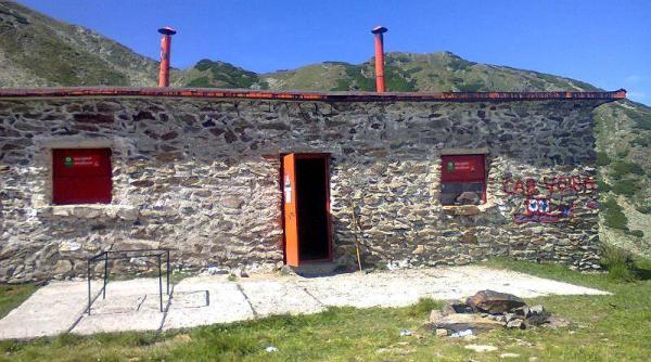 refugiul montan iezer a fost vandalizat foto