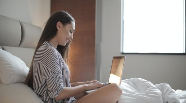 studiu munca in pijamale nu afecteaza productivitatea dar ar putea avea impact asupra sanatatii mintale