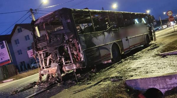 autocar cu 30 de persoane la bord in flacari