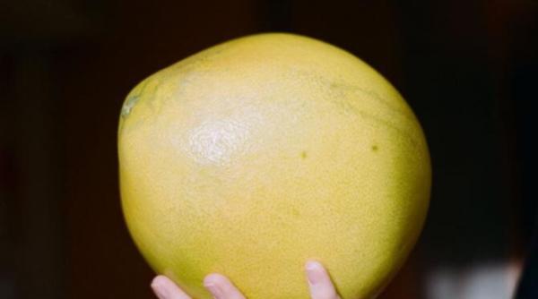 cum se curata corect pomelo video