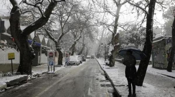 grecii reactie inedita in fata zapezii au maturat o si au pus o in saci