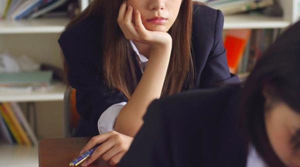 o eleva japoneza despagubita pentru ca scoala a obligat o sa se vopseasca bruneta a renuntat la educatie