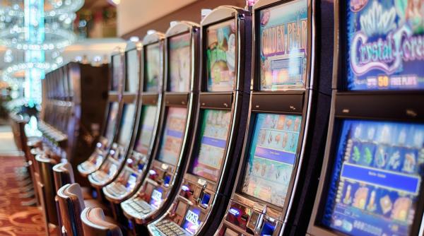 un barbat care trebuia sa stea in carantina prins la jocurile de noroc