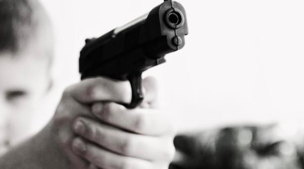 cinci copii au ramas fara mama dupa un accident cu arma cel mai mic dintre ei ranit