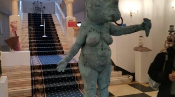 cine sunt parintii dracoaicelor fara sutien expuse la primaria condusa de clotilde armand