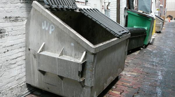 doua femei surprinse in timp ce carau un cadavru cu un tomberon in targu mures