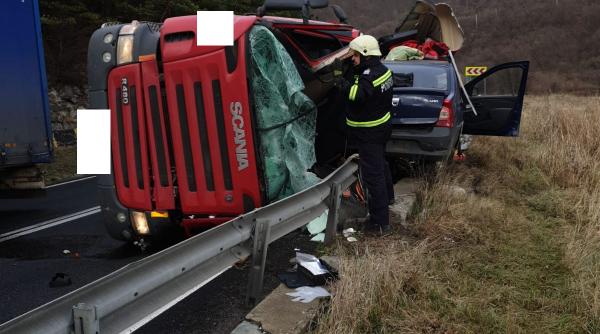 tir plin cu fructe rasturnat pe dn2 trafic oprit pentru repunerea pe roti a autotrenului