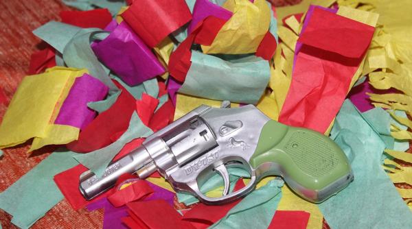 vanzatoare din suceava amenintata cu pistolul de jucarie de un individ care nu a vrut sa plateasca doua iaurturi