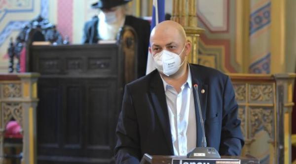 amendamentul lui roman vexler l a acuzat pe deputatul pnl ca reintroduce posibilitatea ca fostii legionari si fascisti si copiii acestora sa primeasca indemnizatii