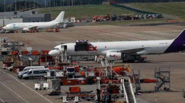 explozie la motorul unui avion o persoana ranita si mai multe masini avariate de bucati de metal