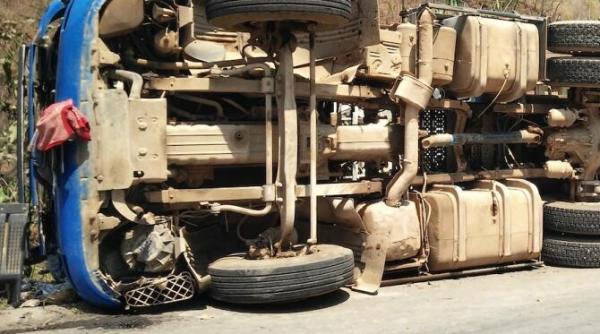 imagini de groaza un sofer beat s a rasturnat cu masina iar pasagerul a fost aruncat pe sosea