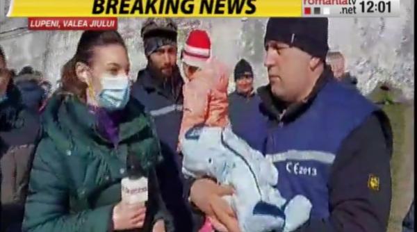 miner cu bebelus in brate protest disperat nu mai am bani de lapte praf