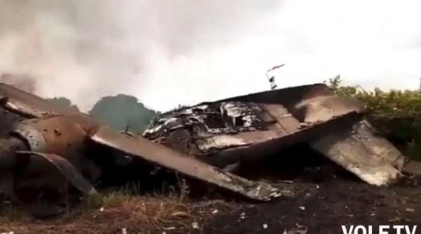 un avion militar s a prabusit  sapte oameni au murit   video
