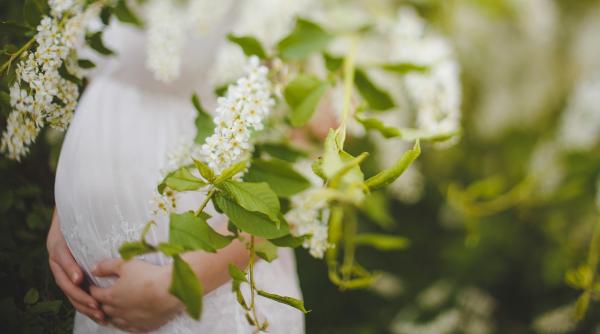 o tanara a lovit si amenintat o femeie gravida dupa ce a vazut o in compania fostului ei iubit